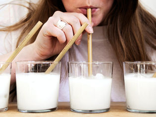Allergie au lait : par quoi remplacer les produits laitiers sans faire d'erreurs?
