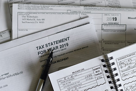 Bureau d'un tax consultant au Luxembourg avec des papiers concernant la fiscalité