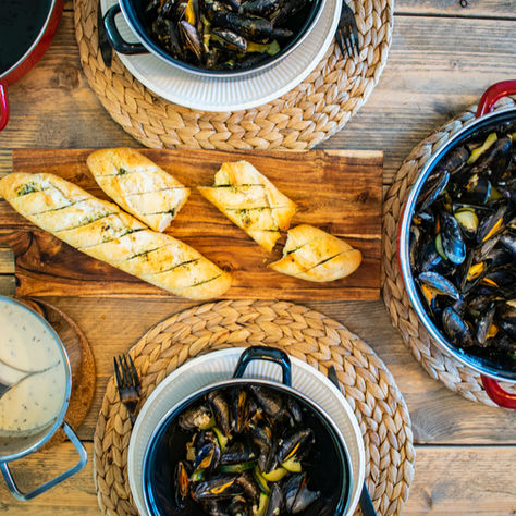 Mussels with White Wine, Tarragon, Shallots, Butter, and Grilled French Bread