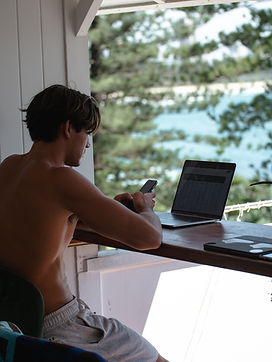 MacBook Apple travail nomade vue mer Côte d’Azur