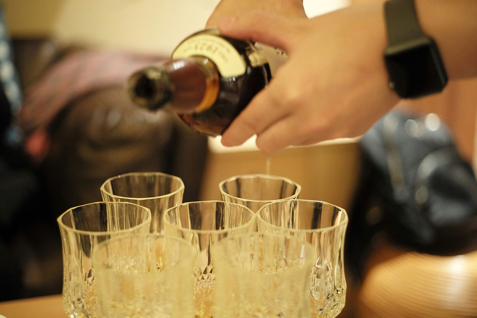 幹事がお酒作りに追われている様子