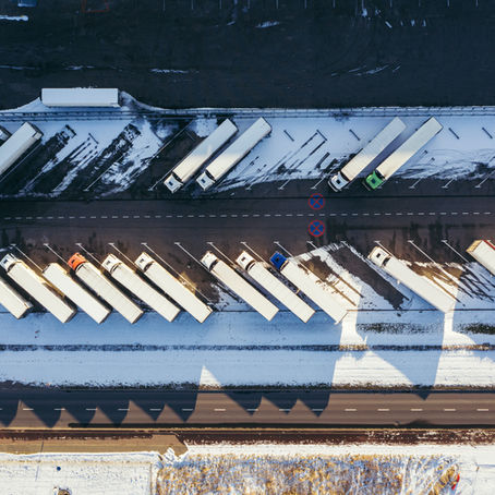vrachtwagens op een parkeerterrein in de sneeuw