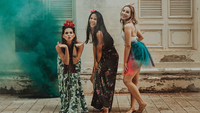amiche con fiori