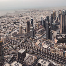 "Guía detallada sobre cómo las empresas españolas pueden beneficiarse de los acuerdos bilaterales con países de Oriente Medio, incluyendo ventajas fiscales, protección de inversiones y oportunidades sectoriales en Emiratos, Arabia Saudí, Omán, Qatar y Bahréin.