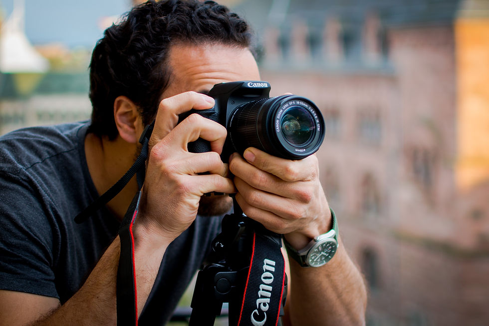 Profesyonel fotoğrafçı, Canon marka fotoğraf makinesi ile fotoğraf çekiyor.