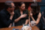 Persone in conversazione