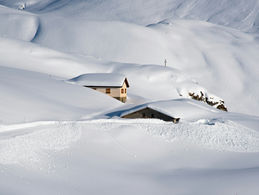 Снеговой удар по Альпам: дороги закрыты, тысячи жителей без света
