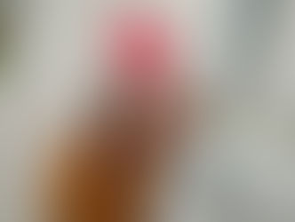 Ein Mann küsst eine lächelnde Frau auf die Wange, während das Paar gemeinsam ein Selfie macht.