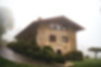 Steinhaus mit schönen Hecken
