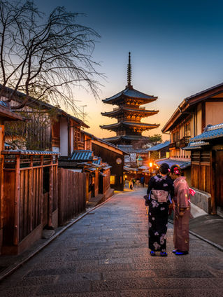 View of the Yasaka Pagoda (also known as Hokan-ji Temple) from Sannenzaka or Ninenzaka historic street – a popular and historic street lined with traditional wooden buildings, shops, and restaurants – in the Higashiyama District of Kyoto, Japan.
