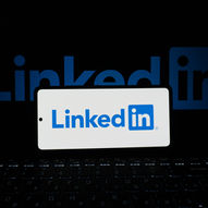 LinkedIn declara la guerra al "AI slop" mientras la inteligencia artificial inunda los feeds profesionales