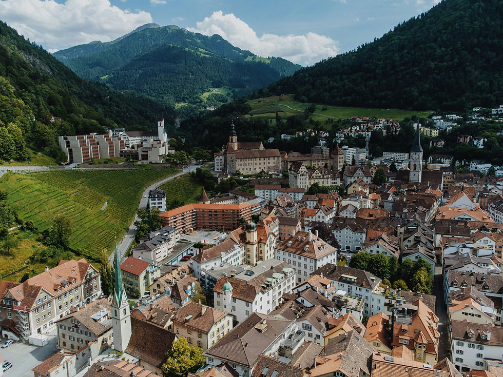 Schöne Ortschaften in den Alpen gibt es in der Schweiz viele, im Bild Chur.