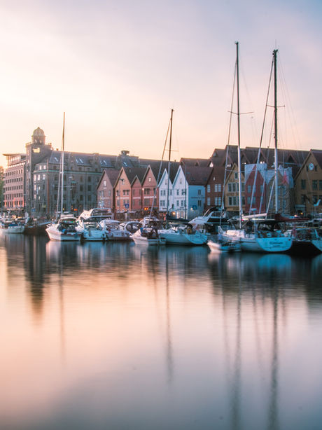 Bergen Altstadt und Hafen bei Sonnenlicht mit bunten Holzhäusern