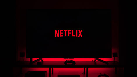 Netflix-Geoblocking 2026 umgehen – VPN-Nutzung für weltweiten Zugriff auf Netflix-Inhalte. Netflix Logo auf TV-Bildschirm mit roter Hintergrundbeleuchtung.