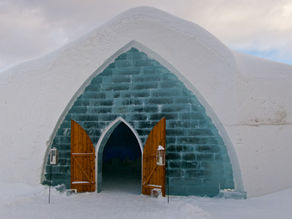 Magische hoofdingang van het Icehotel Jukkasjärvi in Zweeds Lapland, een hoogtepunt van de Pippin reis
