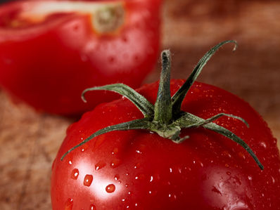 pizza toppings tomato and mozzarella