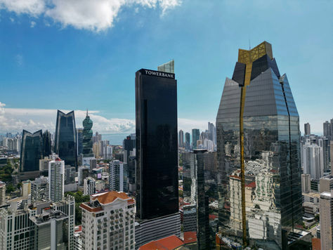 Entrepreneur signant les statuts d’une société à Panama City, représentant la Société Panaméenne Durable™ : structure légale, crédible et conforme aux standards internationaux.