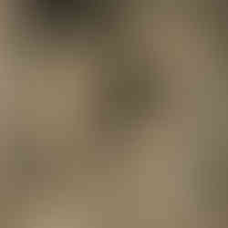 Ein Gemälde in Braun- und Beigetönen zeigt drei Frauen, die nachdenklich beieinander stehen.