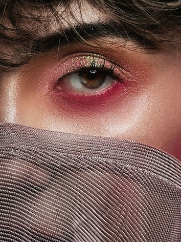 Trucco occhi rosa con eyeliner nero
