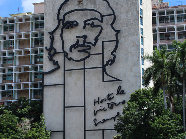 Ritratto iconico di Che Guevara su un edificio a Plaza de la Revolución, L'Avana, Cuba.