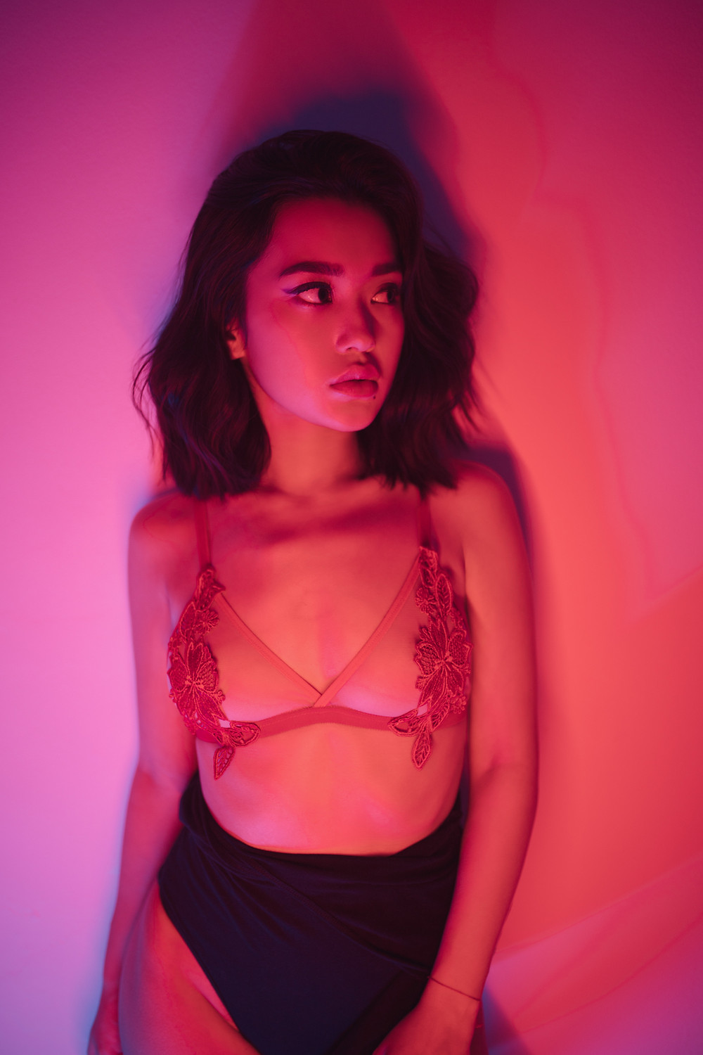 ragazza lingerie luci rosse