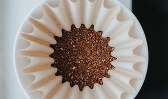 1. Faça um desenho no filtro de café
2. Coloque um pouco de água em um recipiente
3. Dobre o filtro até ficar em um formato de cone e coloque a ponta do cone na água
4. Espere a água “subir” no filtro, difundido a tinta da caneta
5. Deixe o filtro secar completamente
6. Com a fita crepe, cole a ponta do cone para deixar em formato de pétala
7. Se quiser, junte alguns filtros para parecer uma flor
8. Enrole o limpador de cachimbo em torno da fita crepe para fazer um caule