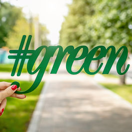 Une main qui tient un hashtag "green"