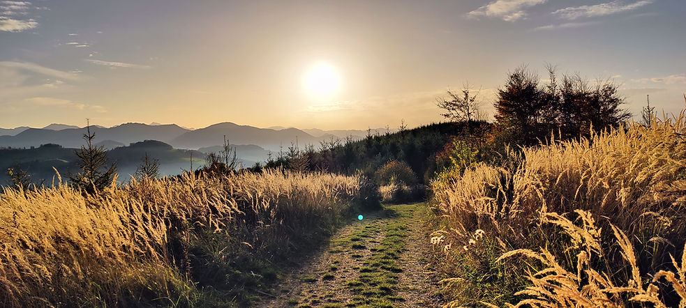 bergige Landschaft bei Sonnenuntergang. Weiter Blick. Bergpfad. Image by Kurt Söser
