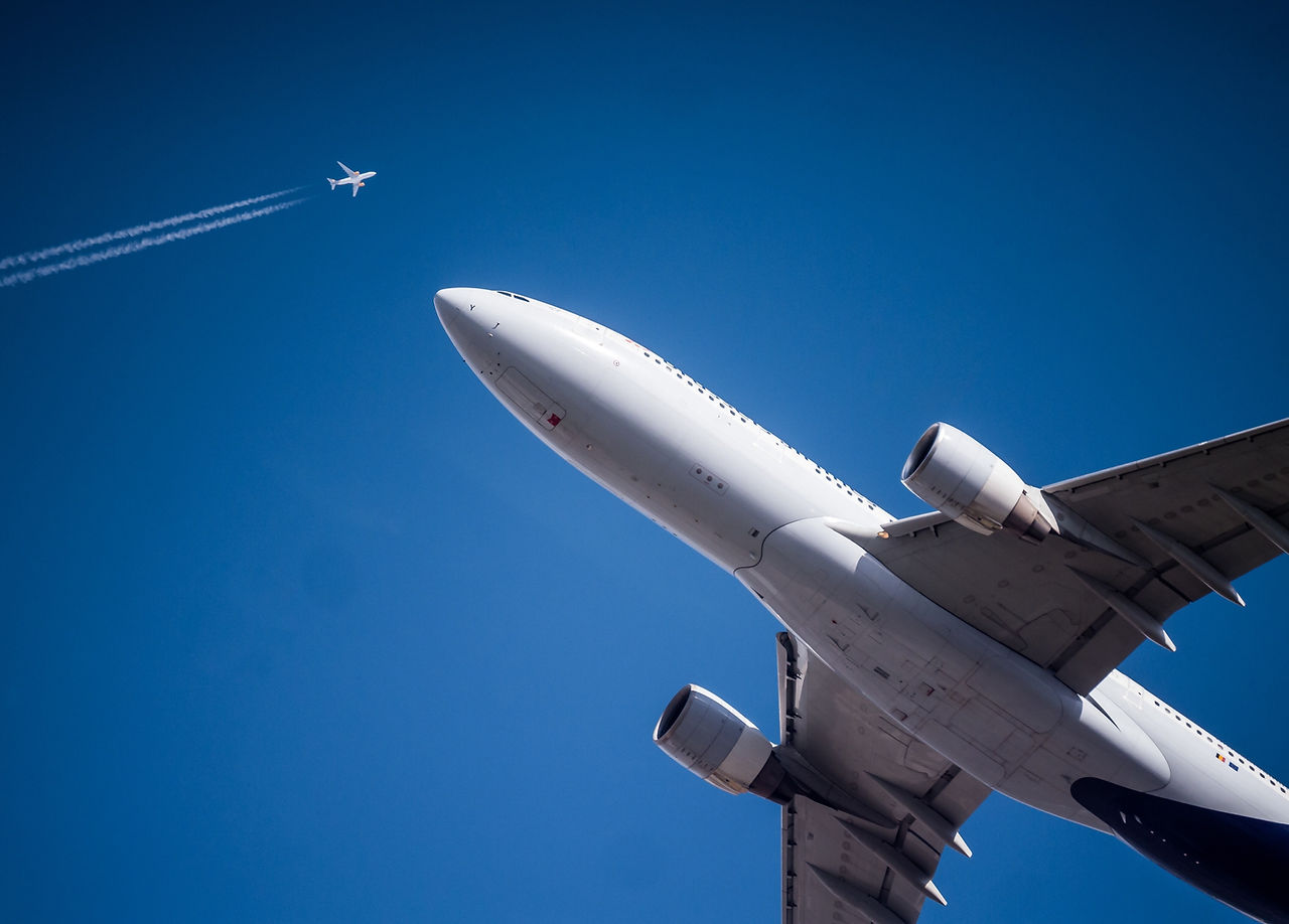 Huge Airliner flying overhead for takeoff
