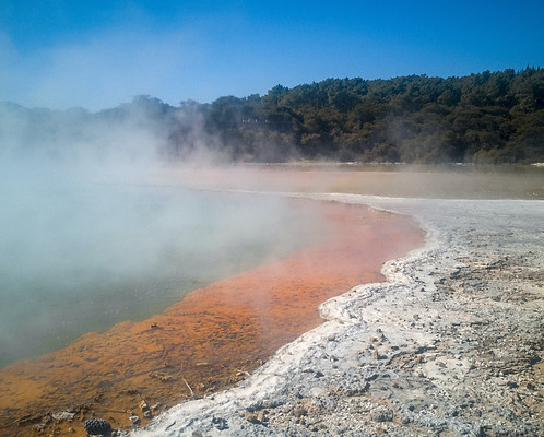 Image of a Geothermal lake in Rotorua