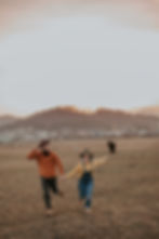 Couple à chapeaux qui court dans un champ, sourire, joie,e, mouvement, cheval, montagne