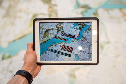 tablet con app di geolocalizzazione in AR