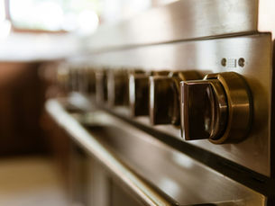 Forno moderno in cucina dopo la pulizia, esempio di corretta manutenzione degli elettrodomestici.