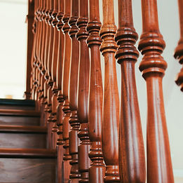 Designerska balustrada harfa z nietypowym układem prętów przy schodach w domu w Radomiu