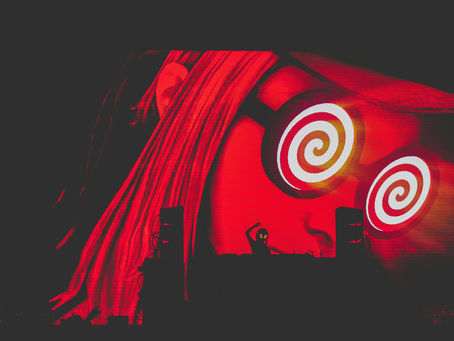 El problema de la saturación publicitaria en conciertos y festivales de música electrónica