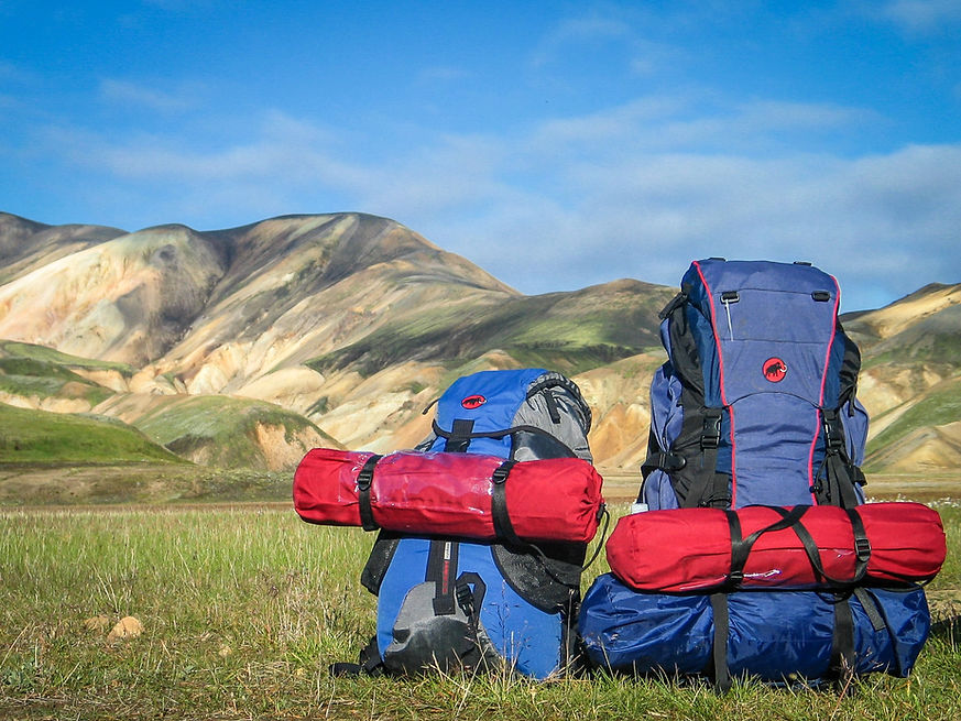 Rucksäcke, zwei rucksäcke vor gebirgs kulisse mit outdoor ausrüstung