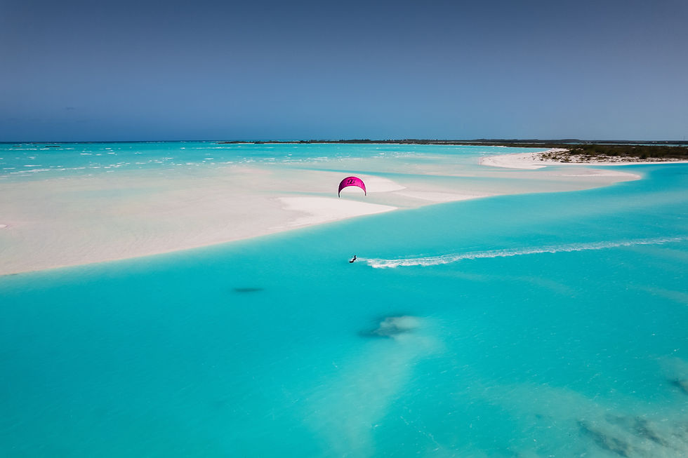 kiten op helder blauwe zee van Bahama's