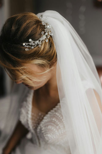 Bride with hairpiece and veil