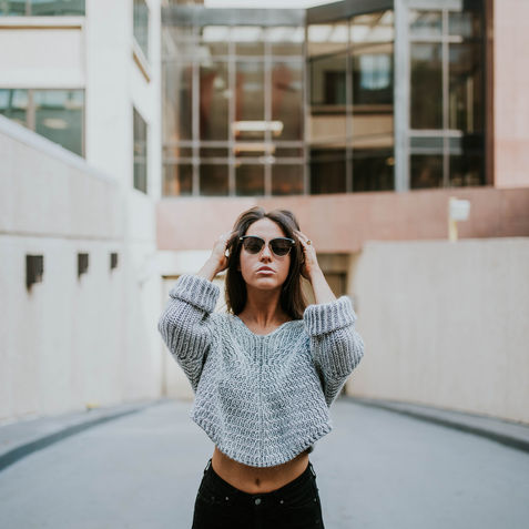 Woman with sunglasses looking at the camera.