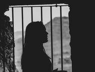 Il semplice fatto che un parente del detenuto sia coinvolto in attività illecite non è di per sé sufficiente per negare un beneficio premiale (Cass. Pen. n. 9936/2025)