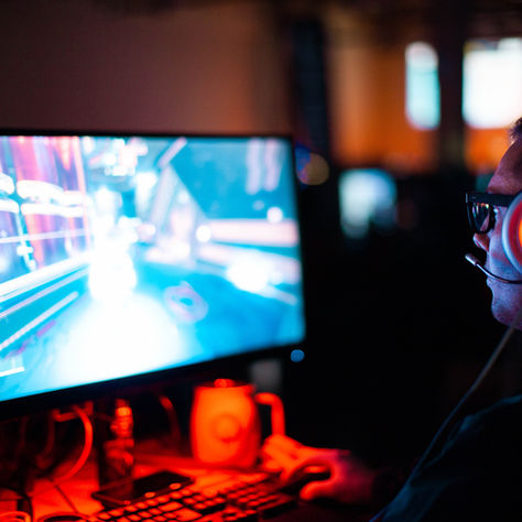 Uma pessoa jogando video game em um computador
