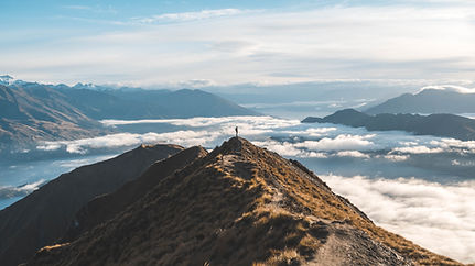 Personne sur le toit d'une montagne avec une vue magnifique