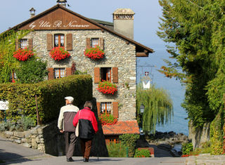 Escapade romantique en couple à Château-Chalon dans le Jura, avec visite du village classé, dégustation de vins, déjeuner à Arbois et balade dans les vignobles.