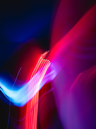 Arte futurista em neon simbolizando tráfego pago e crescimento digital estratégico