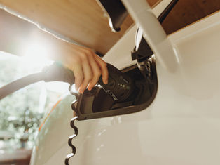 Auto jako domowy magazyn energii: dwukierunkowe ładowarki wreszcie schodzą z poziomu „premium”