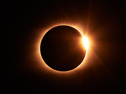 Y Mannau Gorau ym Mhowys i Wylio'r Eclips Solar Rhannol