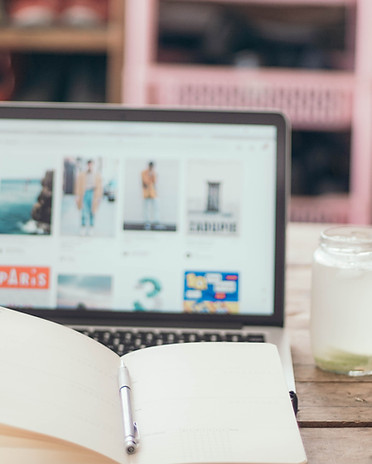 Ein Laptop und ein Buch für Strategien