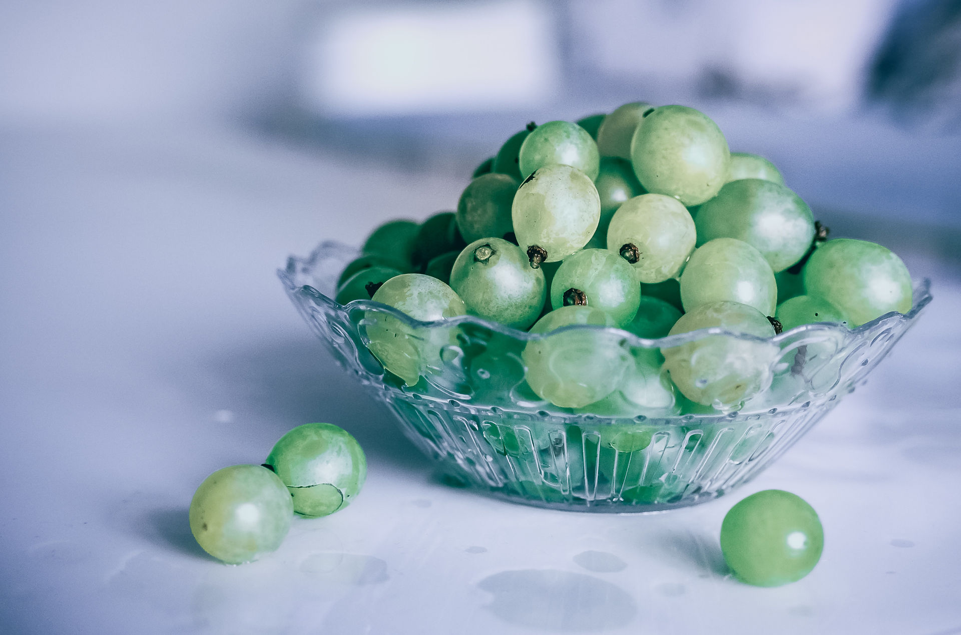 Bowl of green grapes.