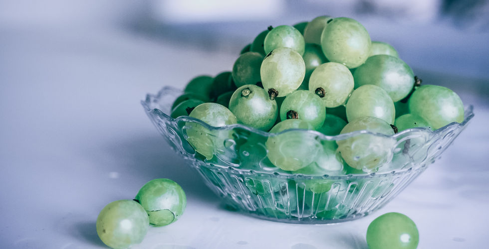 Bowl of green grapes.