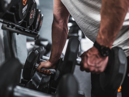 un homme pratiquant la musculation